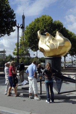 (FILES) This file picture taken 17 August 2007 at the flame of the statue of Liberty, a replica of the US Statue of Liberty, on the Pont de l'Alma in Paris, shows tourists reading messages in memory of Britain's Princess Diana, where Princess Diana died in a car accident 31 August 1997. Ten years after her death in a Paris tunnel on 31 August 1997, Princess Diana shows no sign of retreating into the shadows -- her most enduring legacy the ability, even now, to engage, capture and divide public opinion. AFP PHOTO/FILES/ERIC FEFERBERG TO GO WITH AFP STORY / PACKAGE BRITAIN-ROYALS-DIANA-10YEARS / GB-ROYAUTE-DIANA-10ANS