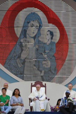 Pope Francis takes part in the welcome ceremony at the Campo Santa Maria La Antigua in Panama City during World Youth Day on January 24, 2019. - Pope Francis on Thursday formally opened World Youth Day celebrations which have drawn around 200,000 young people from around the world to Panama where he is expected to defend Central American migrants and human rights. (Photo by Alberto PIZZOLI / AFP)