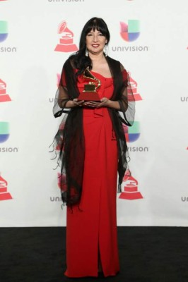 Premios Latin Grammy comienzan con un saludo a la caravana de inmigrantes