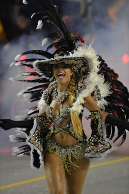 Ronaldo se gradúa de astro de carnaval en Sao Paulo