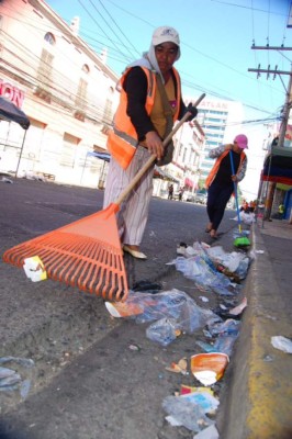 Cuadrillas de alcaldía sampedrana limpian calles tras celebración navideña