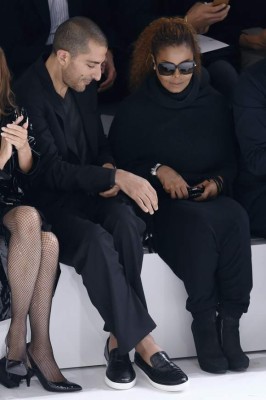 Acusan a Janet Jackson de interesada y un amigo la defiende