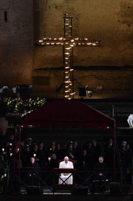En viacrucis, el Papa clama contra el terrorismo