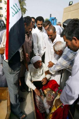 Un padre, desgarrado por el dolor, llora a sus 5 hijos asesinados en Irak