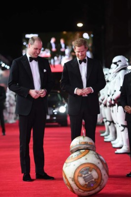 Príncipes William y Harry asisten al estreno de 'Star Wars' en Londres