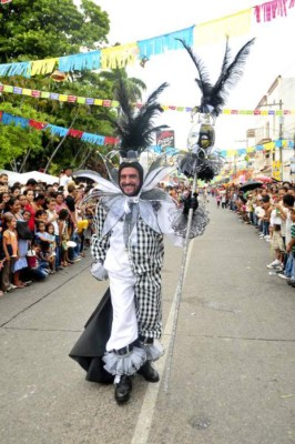 Eduardo Zablah se roba el show como Poseidón en La Ceiba
