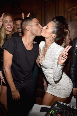 Alessandra Ambrosio besa a diseñador