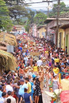 En las calles de Gracias se realizó el tradicional desfile en honor al indio.