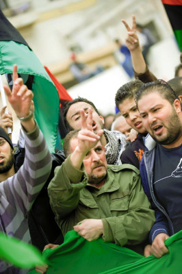 Fuerzas de Gadafi toman el control de Ras Lanuf