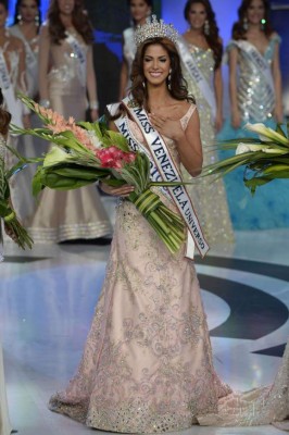 Miss Venezuela 2014 Mariana Jimenez reacts after being elected in Caracas on October 9, 2014. AFP PHOTO/ FEDERICO PARRA