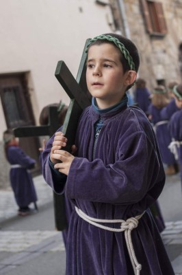 A young penitent carrying a cross parades during a Holy Week procession in the northern Spanish Basque village of Segura on March 24, 2016.Christian believers around the world mark the Holy Week of Easter in celebration of the crucifixion and resurrection of Jesus Christ. / AFP PHOTO / GARI GARAIALDE