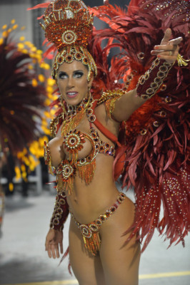 Ronaldo se gradúa de astro de carnaval en Sao Paulo