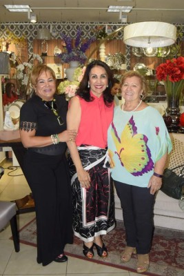 Tiendas Eleganza ofrece ameno coctel