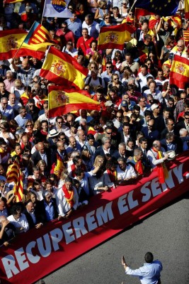 GRA210 BARCELONA, 8/10/2017.- Vista de la cabecera de la manifestación convocada por Societat Civil Catalana hoy en Barcelona en defensa de la unidad de España bajo el lema '¡Basta! Recuperemos la sensatez' y en la que se han participado miles de personas. EFE/Alberto Estévez