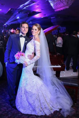 Enamorados y simplemente de revista: así se vieron Mario Canahuati y Leila Kafati en su enlace La alta sociedad del país comparte de la exclusiva velada nupcial.