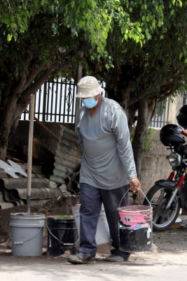 TEG01. TEGUCIGALPA (HONDURAS), 20/05/2020.- Un hombre trabaja en contrucción este miércoles en Tegucigalpa (Honduras). El Gobierno de Honduras ha comenzado reactivar de manera gradual la débil economía del país, mientras el pico de la pandemia del coronavirus sigue en ascenso y en vigor un toque de queda que, dos meses después de haber sido impuesto, tiene desesperada por regresar al trabajo a la mayoría de la población. EFE/German Reyes