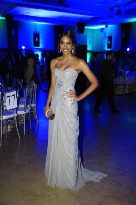 Vestidos elegantes hechos de manos hondureñas