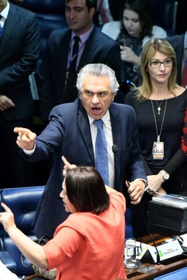 BRA26. BRASILIA (BRASIL), 25/08/2016.- Los senadores Ronaldo Caiado (arriba) y Fátima Bezerra (abajo) discuten en una audiencia del juicio político contra la mandataria Dilma Rousseff hoy, jueves 25 de agosto de 2016, en Brasilia (Brasil). El Senado brasileño declaró abierta hoy la primera sesión de la fase final del juicio político contra la presidenta, Dilma Rousseff, que concluirá la semana próxima y en la que inicialmente escuchará a testigos de la acusación y la defensa. EFE/Cadu Gomes