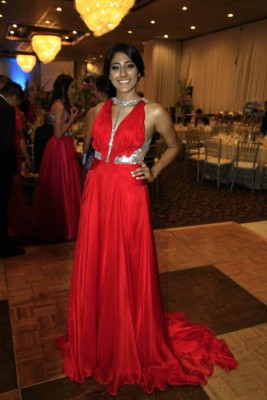 Vestidos elegantes hechos de manos hondureñas