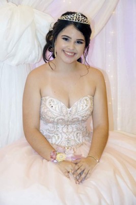 Fiesta rosa en honor a Laura Isabel