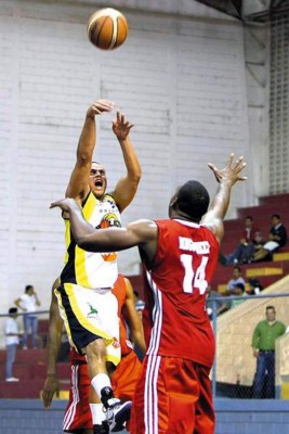 Estrella del baloncesto hondureño Johan Amador se debate entre la vida y la muerte