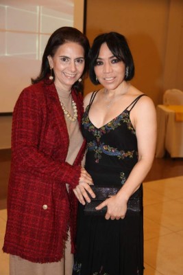 Club Rotario San Pedro Sula entrega pin Paul Harris