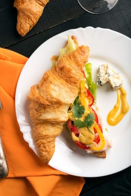 Rellene el 'croissant” con variedad de ingredientes