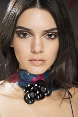 Maquillaje de ojo y labios para brillar en otoño