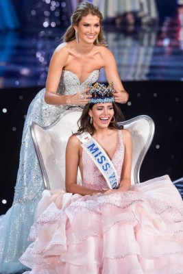 Miss World 2015 Mireia Lalaguna of Spain crowns Miss Puerto Rico Stephanie Del Valle during the Miss World 2016 pageant at the MGM National Harbor December 18, 2016 in Oxon Hill, Maryland. / AFP PHOTO / ZACH GIBSON