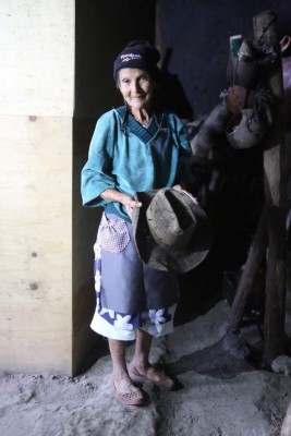 Después de vivir 53 años en una cueva, doña Francisca por fin tiene su casa