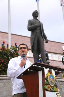 Presidente Hernández promete respeto a los poderes del Estado