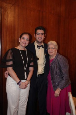 Ruth Marie y Juan Pablo Sabillón con Martha Larach de Canahuati.