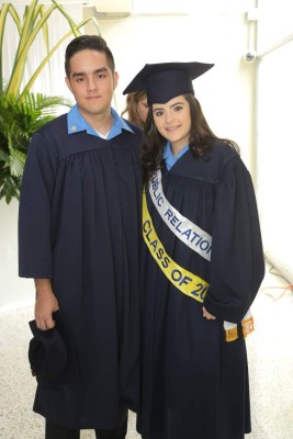 Histórica y solemne fue la graduación de la EIS