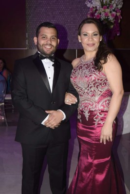 Noche elegante para Melanie Alejandra Turcios