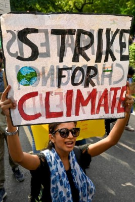 A woman holds a placard and shouts slogans as she participates in a climate strike to protest against governmental inaction towards climate breakdown and environmental pollution, part of demonstrations being held worldwide in a movement dubbed 'Fridays for Future', in New Delhi on September 20, 2019. (Photo by Money SHARMA / AFP)