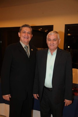 Club Rotario San Pedro Sula entrega pin Paul Harris