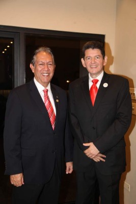 Club Rotario San Pedro Sula entrega pin Paul Harris