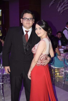 Noche elegante para Melanie Alejandra Turcios