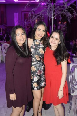 Noche elegante para Melanie Alejandra Turcios