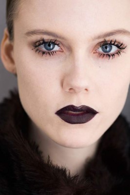 Maquillaje de ojo y labios para brillar en otoño