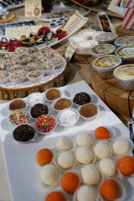 Familia endulza a los sampedranos con sus chocolates artesanales