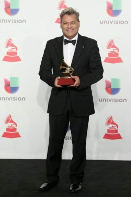 Premios Latin Grammy comienzan con un saludo a la caravana de inmigrantes