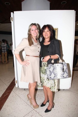 Noche para exponer el arte hecho mujer