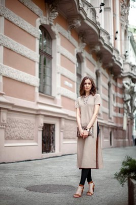 Ahora el vestido va sobre los pantalones