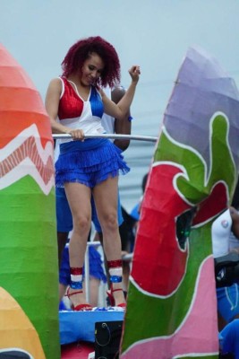 Las bellas chicas en el desfile de la Feria Juniana