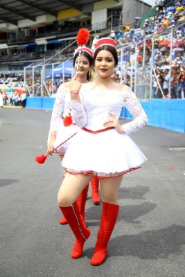 Bellezas que arrancaron suspiros en los desfiles patrios