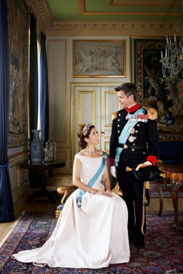 Mary y Federico de Dinamarca posan en su décimo aniversario de bodas