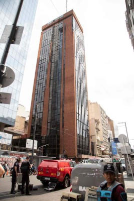 Picture released by Noticias Argentinas showing the hotel which was affected by a fire in downtown Buenos Aires on February 1, 2019. - A woman died as a result of smoke inhalation and more than 50 were treated at different hospitals, at least four suffered severe burns. The cause of the fire is being investigated. (Photo by Damian Dopacio / NOTICIAS ARGENTINAS / AFP) / Argentina OUT / RESTRICTED TO EDITORIAL USE - MANDATORY CREDIT 'AFP PHOTO / NA / DAMIAN DOPACIO' - NO MARKETING NO ADVERTISING CAMPAIGNS - DISTRIBUTED AS A SERVICE TO CLIENTS