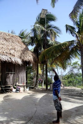 Comunidades garífunas viven sin energía como hace 200 años
