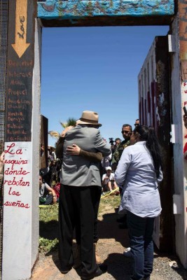 Members of the Fernandez Vargas family living on different sides of the US-Mexico border are briefly reunited during the 'Opening the Door of Hope' event at the border fence gate in Playas de Tijuana, Mexico on April 30, 2017. / AFP PHOTO / GUILLERMO ARIAS